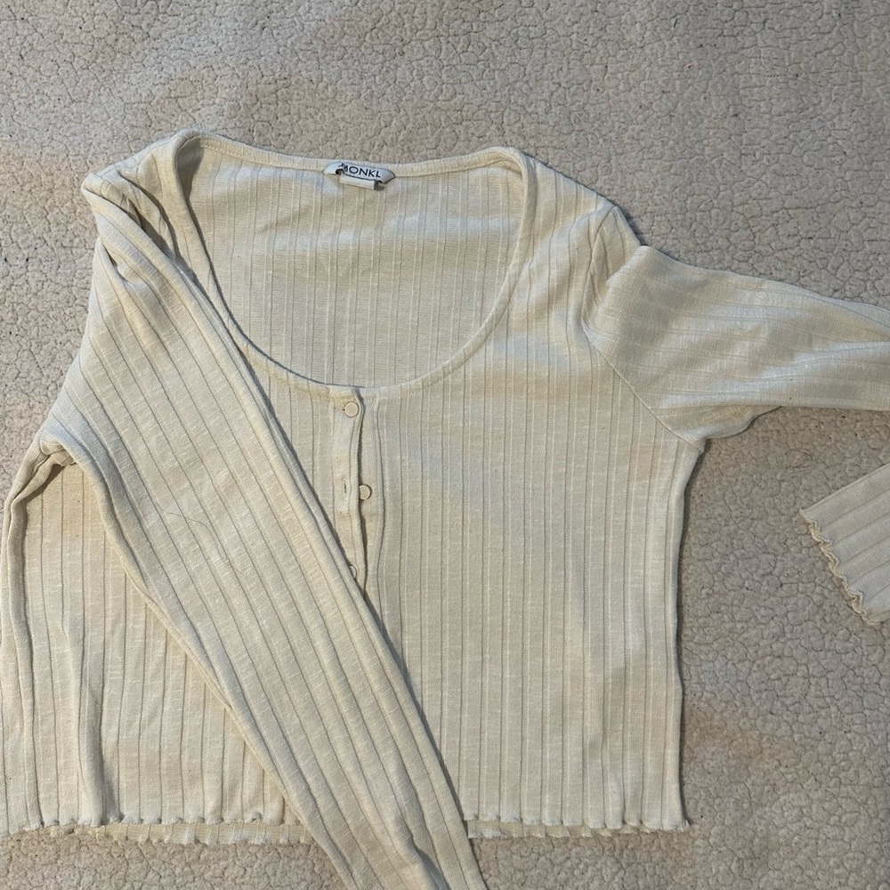 Long sleeve white cropped buttoned top